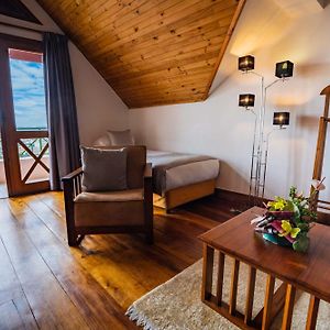 Zimmer mit Kingsize-Bett